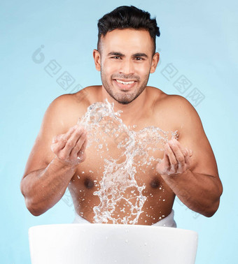 清洁水飞溅肖像男人。快乐护理例程面部卫生身体卫生洗水下降浴室护肤品水合作用美模型健康健康治疗