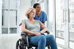 快乐退休年轻的护士有爱心的高级女人轮椅