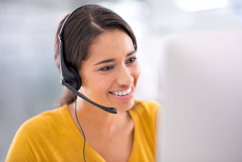 给专家建议电话年轻的客户服务代表穿耳机坐着电脑