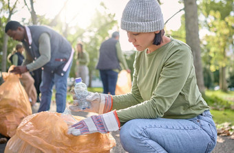 垃圾社区志愿者女人清洁垃圾污染浪费产品团队环境支持塑料瓶容器非政府组织慈善机构生态友好的人自然公园清洁