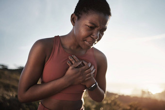 黑色的女人跑步者心攻击疼痛自然运行在户外体育<strong>心血</strong>管紧急女运动员胸部疼痛中风心脏逮捕强烈的有氧运动锻炼