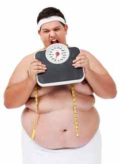 饿了肥胖年轻的男人。采取挫折重量规模