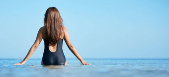 回来年轻的女人<strong>游</strong>泳海滩假期毛里求斯地平线蓝色的海洋水夏天平静女<strong>旅<strong>游</strong>海<strong>自由</strong>旅行生活方式放松沿海目的地
