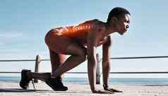 开始运行体育黑色的女人海滩准备好了冲刺马拉松比赛脊柱雷培训女跑步者海滨散步准备有氧运动锻炼锻炼