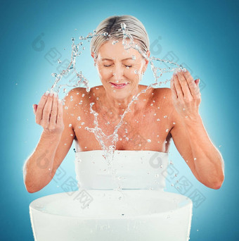 飞溅美高级护肤品女人工作室梳理皮肤卫生蓝色的背景模型水飞溅脸女人清洁洗水合作用水水分护理
