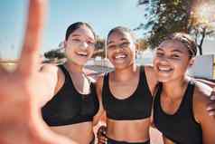 快乐健身团队跑步者自拍健康动机培训锻炼马拉松比赛跟踪事件健康体育朋友微笑互联网帖子数字应用程序社会媒体