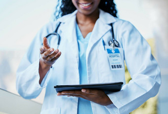 黑色的女人医生手平板电脑医疗保健工人会说话的医疗结果数字在线网络健康数据护士医院员工户外说话生活保险