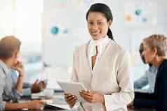 业务女人平板电脑领导管理会议规划企业策略办公室肖像女经理微笑团队合作协作工作场所