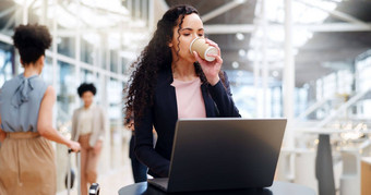 咖啡移动PC业务女人机场等待飞行离开工作业务旅行企业旅行职业生涯女孩电脑国际全球海外项目