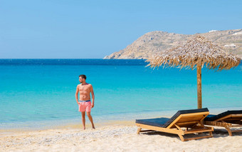 年轻的但海滩伞奢侈品海滩椅子以 利亚海滩米克诺斯希腊