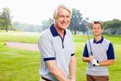 高级高尔夫球手温暖的微笑肖像高级高尔夫球手给温暖的微笑