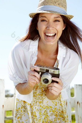 笑摄影师肖像快乐女人数字相机假期夏天假期意大利微<strong>笑脸</strong>旅行<strong>视频</strong>博客古董摄影旅游影响者自然