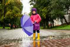 孩子玩秋天雨孩子伞户外有趣的孩子们天气雨防水穿靴子夹克孩子们