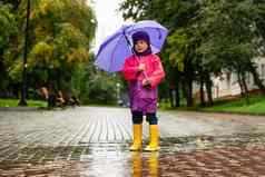 孩子玩秋天雨孩子伞户外有趣的孩子们天气雨防水穿靴子夹克孩子们