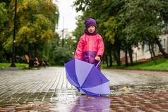孩子伞走雨男孩伞在户外
