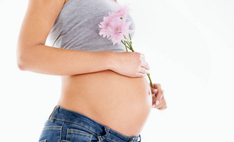花怀孕了女人工作室健康健康温柔的护肤品白色背景黛西植物怀孕了女人手肚子护理美产品自然模型
