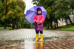 孩子玩秋天雨孩子伞户外有趣的孩子们天气雨防水穿靴子夹克孩子们