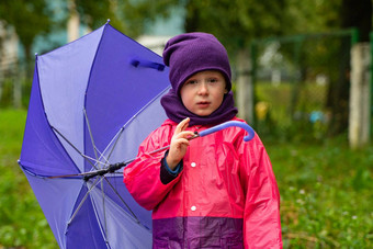 孩子玩秋天雨孩子伞户外有趣的孩子们天气雨防水穿靴子夹克孩子们