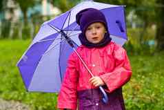 孩子伞走雨男孩伞在户外