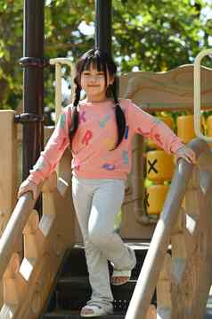 学龄前儿童亚洲女孩有趣的户外操场上童年设备娱乐公园孩子们