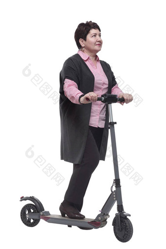 完整的增长自信成熟的女人电踏板车