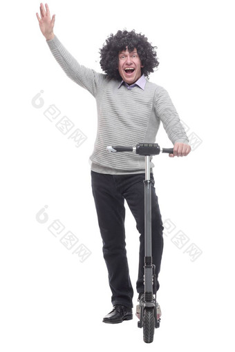完整的增长快乐的男人。电踏板车
