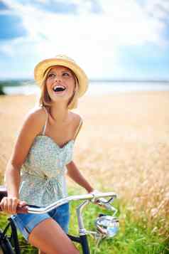 爱的美周围的环境笑年轻的女人站自行车农村