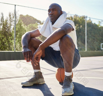 放松健身男人。篮球锻炼坐着停止打破篮球法院毛巾汗水篮球球员休息累了培训锻炼体育实践