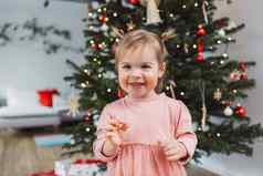 肖像快乐的微笑快乐婴儿女孩粉红色的衣服圣诞节一天