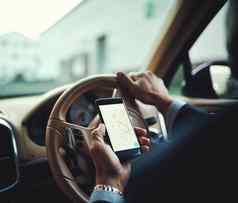 到达目的地商人手机全球定位系统(gps)开车车