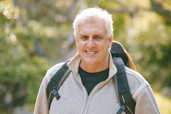 徒步旅行健身上了年纪的男人。自然锻炼徒步旅行公园活力活跃的生活方式肖像高级徒步旅行者旅行冒险退休健康有氧运动