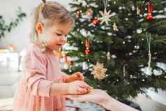 婴儿女孩粉红色的衣服圣诞节饰品挂耳朵采取点缀妈妈手