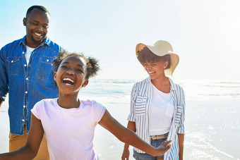 放松旅行快乐黑色的家庭海滩夏天打破支持热带假期和平微笑幸福父母女儿玩海洋自由海护理