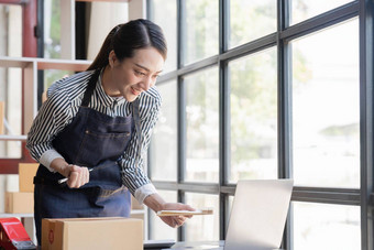 亚洲女人显示快乐达到每天销售目标拥有<strong>在线</strong>商店包船只私人运输公司<strong>在线</strong>销售<strong>在线</strong>购物概念