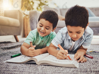 孩子们学习兄弟画地板上首页放松快乐成键孩子们艺术草图笔记本兄弟姐妹有趣的生活房间微笑享受兄弟会