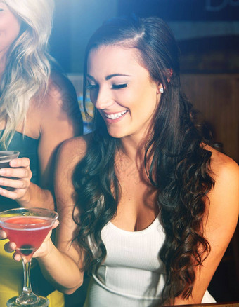 聚会，派对鸡尾酒夜总会年轻的女人朋友喝庆祝活动一年生日事件社会有吸引力的年轻的女享受喝泡吧