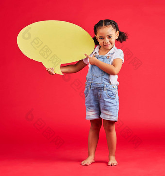 孩子肖像指出演讲泡沫的想法的意见投票孤立的红色的背景社会媒体新闻微笑快乐孩子显示横幅纸纸板海报演讲者模型