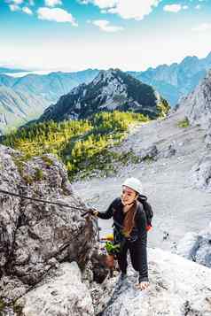 垂直照片高加索人女人登山者生活铁索攀岩小道阿尔卑斯山脉攀爬头盔安全利用