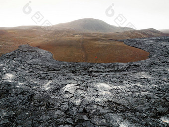 黑色的熔岩震撼冰岛多云的秋天一天