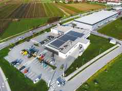 空中视图工业建筑太阳能面板屋顶