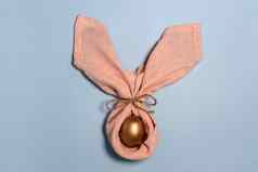 复活节兔子蛋金蛋装饰兔子兔子耳朵快乐复活节概念柔和的蓝色的背景