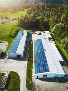 垂直照片工业建筑屋顶覆盖太阳能面板可再生能源