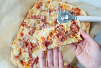 多汁的美味的片披萨他洋葱奶酪披萨刀背景烹饪披萨首页女孩持有一块披萨手