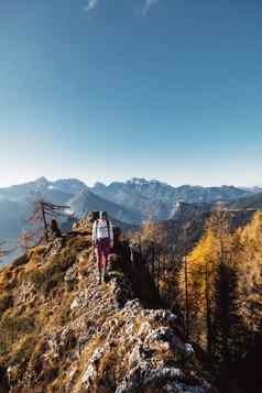 垂直照片女登山者徒步旅行山脊背景秋天山
