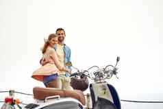 风景价值喜欢冒险的夫妇骑摩托车