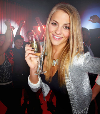 晚上俱乐部聚会，派对女人香槟庆祝电子微笑社会语无伦次地说事件岩石迪斯科快乐音乐会肖像女孩俱乐部一年庆祝活动喝