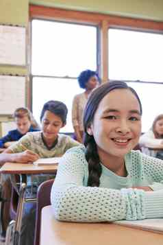 肖像女孩教室学校教育学习考试测试微笑老师女学习者学生焦点思考知识发展孩子们研究