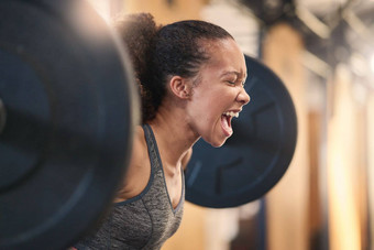 健身健美运动员大喊大叫体育黑色的女人举重健身房强大的身体锻炼健康培训女运动员大喊大叫提升权重锻炼