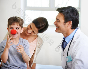 标志流感红色的鼻子可爱的年轻的男孩玩小丑鼻子医生房间
