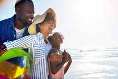 黑色的家庭孩子们海滩妈妈。父亲女儿携带球走沙子海爱自然海洋男人。女人女孩孩子玩海岸夏天